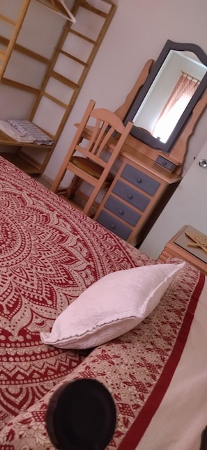 3 bedrooms, iron/ironing board, bed sheets