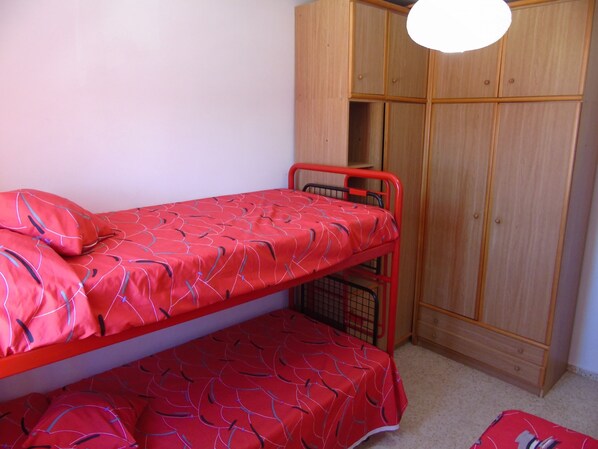 3 slaapkamers, een strijkplank/strijkijzer, beddengoed