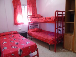 3 makuuhuonetta, silitysrauta/-lauta, vuodevaatteet