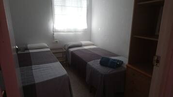 3 slaapkamers, een strijkplank/strijkijzer, beddengoed