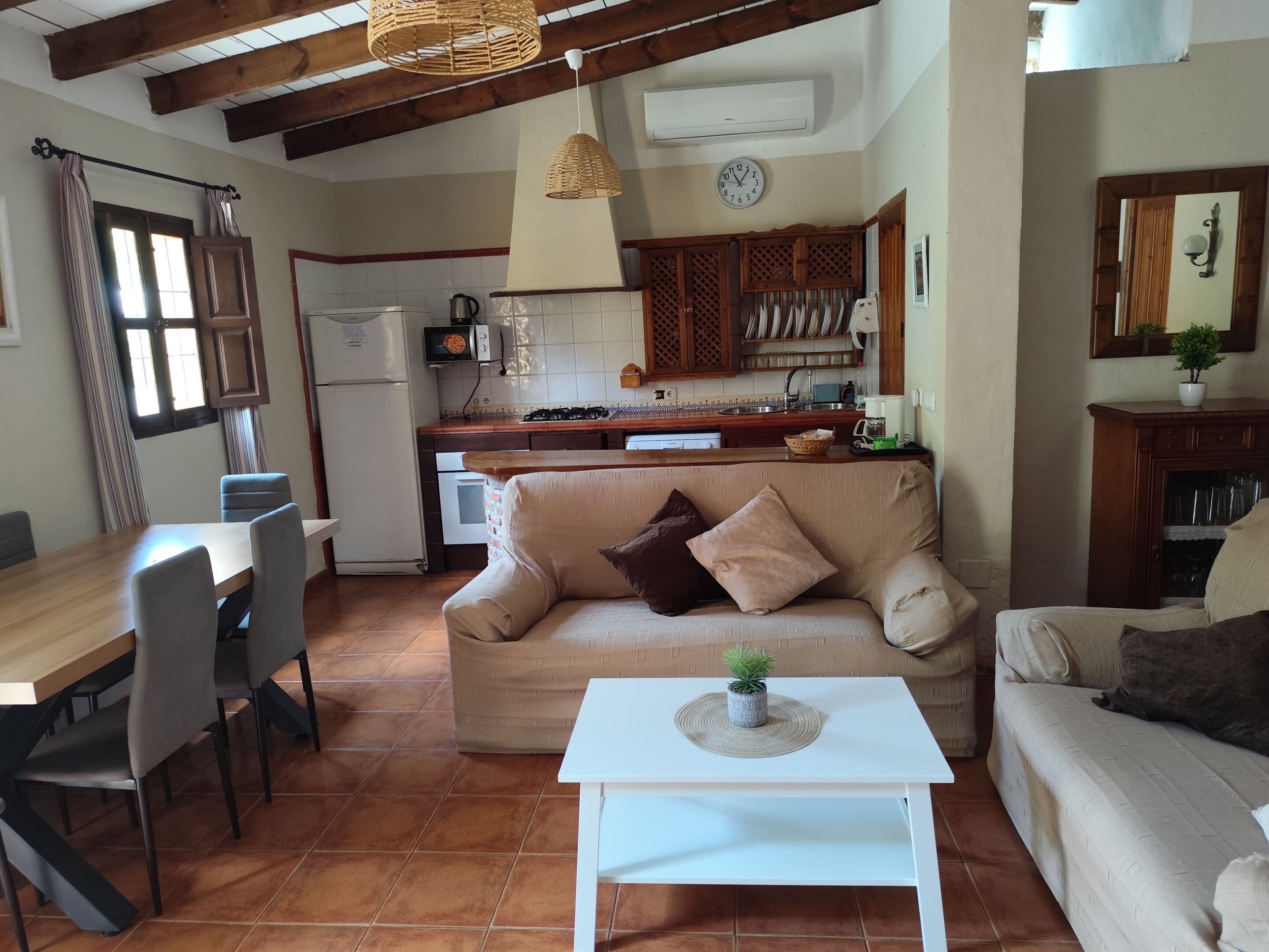 Télévision, cheminée, lecteur de DVD