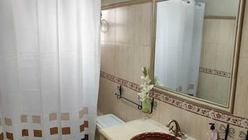 Ensemble douche/baignoire, sĂšche-cheveux, serviettes fournies