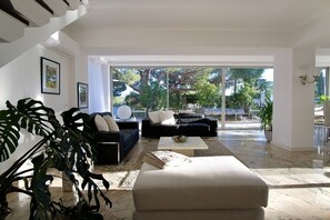 スマートテレビ、暖炉、テレビゲーム、DVD プレーヤー