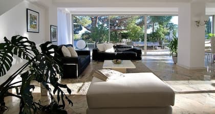 Villa with 7 rooms, swimming pool, tennis court and garden