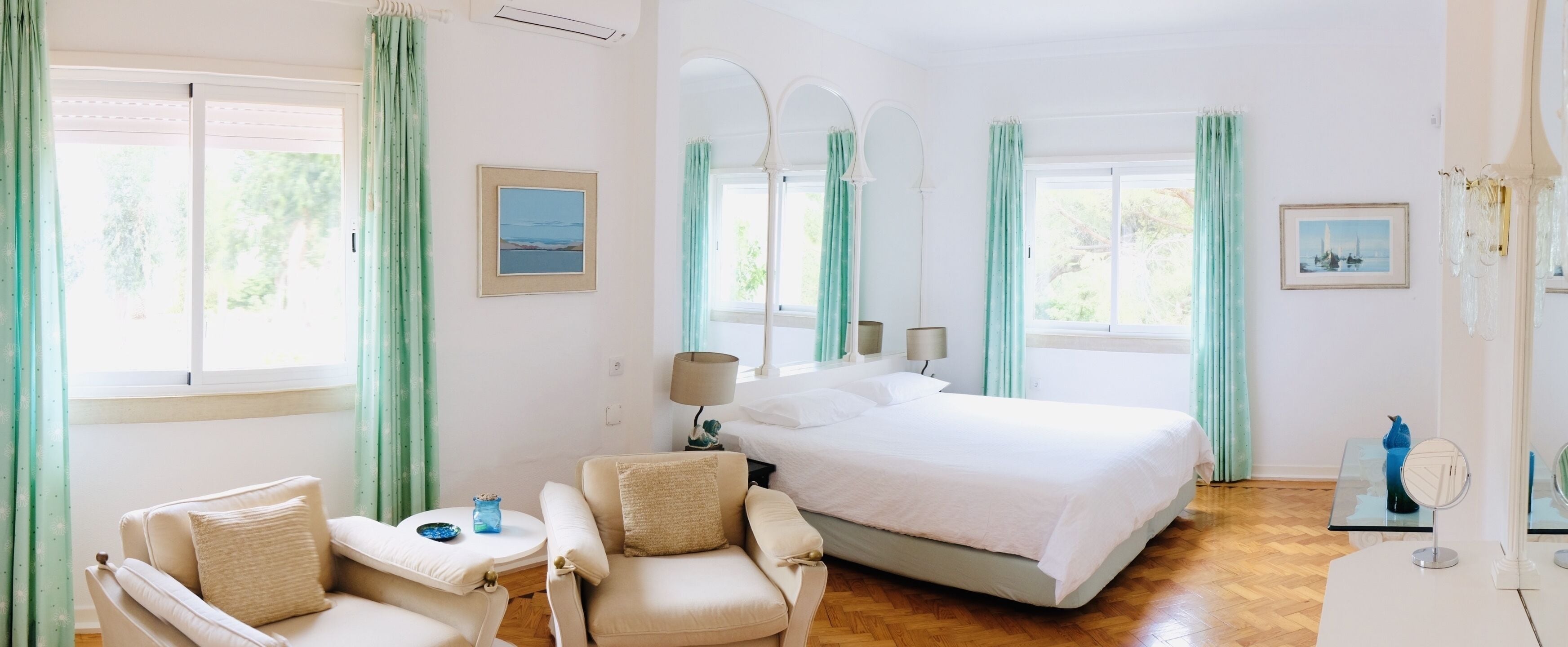 7 chambres, bureau, fer et planche à repasser, lit parapluie