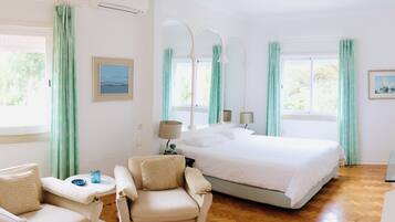 7 habitaciones, escritorio y tabla de planchar con plancha