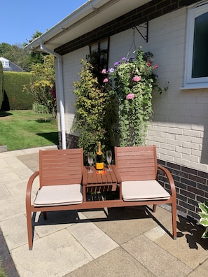 Terrace/patio - Quiet Garden Apartment in leafy Surrey on the edge of Windsor Great Park (Virginia Water)