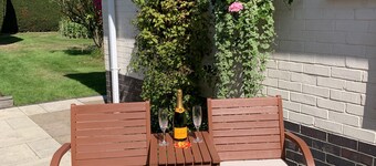 Quiet Garden Apartment in leafy Surrey on the edge of Windsor Great Park