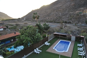 Una piscina al aire libre, una piscina climatizada