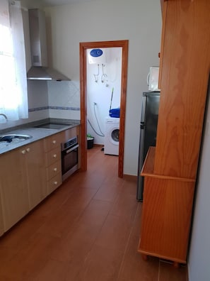 Frigorífico, microondas, horno y placa de cocina