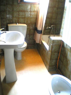 Duschwanne, Haartrockner, Bidet, Handtücher