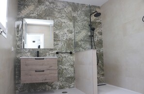 Combined shower/bathtub, hair dryer - Lovely rural villa with private pool (CONIL DE LA FRONTERA)