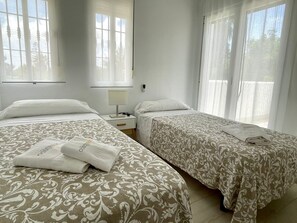 4 bedrooms, desk, iron/ironing board, WiFi