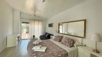 4 bedrooms, desk, iron/ironing board, WiFi