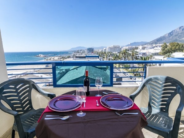 Outdoor dining - Beachfront apartment with communal pool (Marbella)