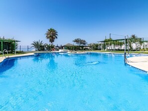 Pool - Beachfront apartment with communal pool (Marbella)