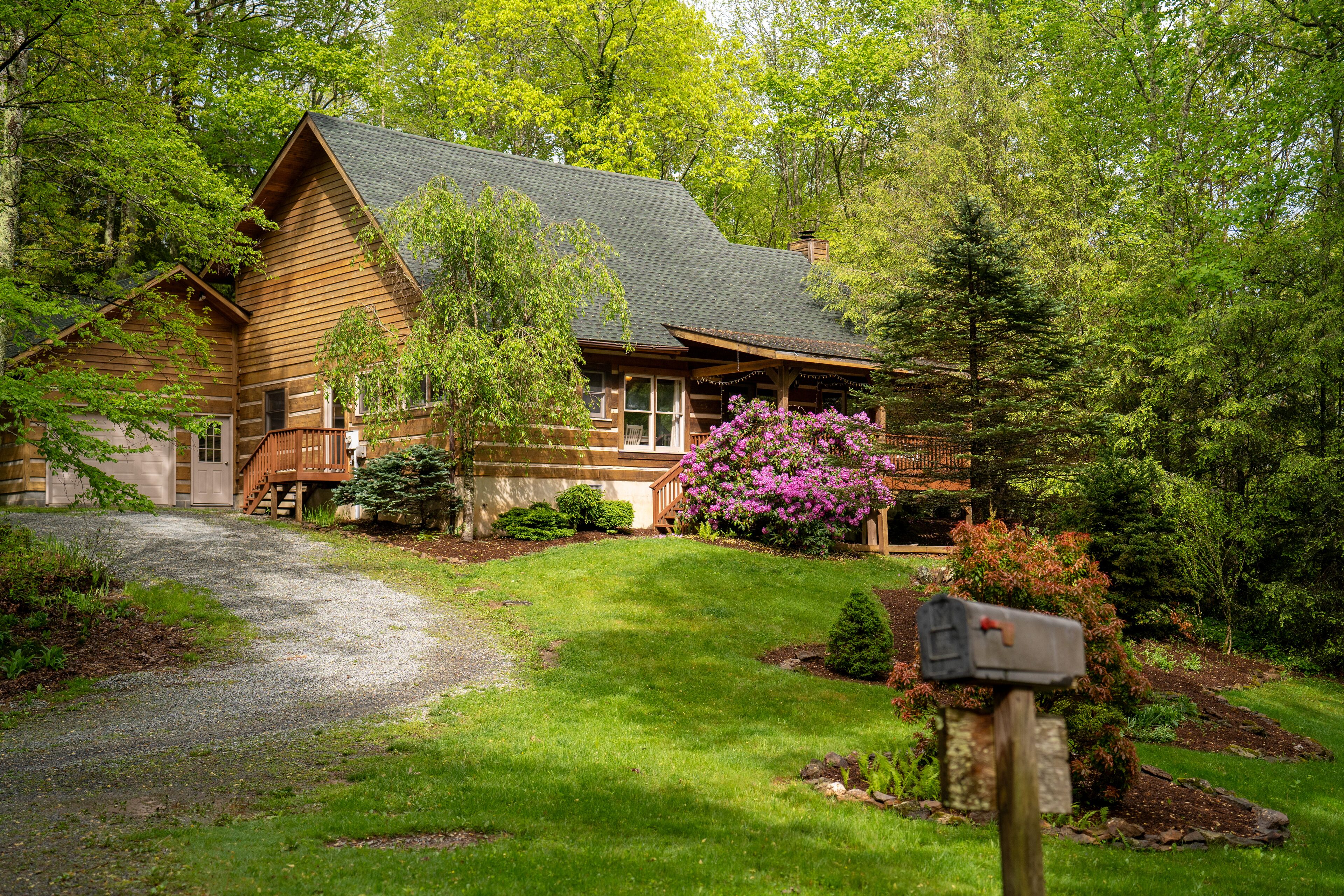 Relax on our Front Porch! KING Beds Hot Tub - Fireplace - Ping Pong - Fire Pit