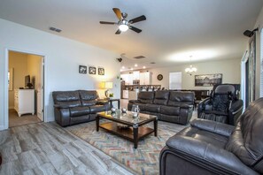 Una televisión, una mesa de tenis de mesa, un reproductor estéreo