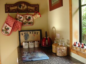 Free continental breakfast - Karangahake Gold 'n Views Cottage (Paeroa)