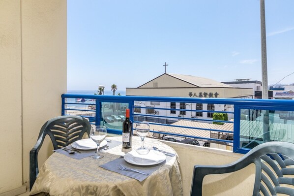 Outdoor dining - Beachfront Holiday Apartment with WiFi (Marbella)