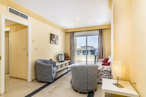 TV - Beachfront Holiday Apartment with WiFi (Marbella)