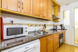 Fridge, microwave, oven, stovetop - Beachfront Holiday Apartment with WiFi (Marbella)