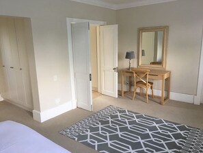 4 bedrooms, iron/ironing board, Internet, bed sheets
