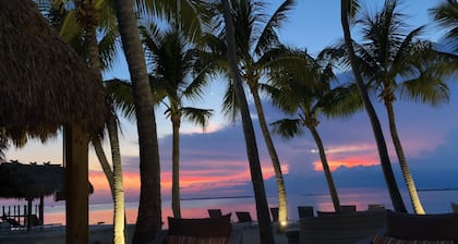 Sunset Villas: Bayfront Beach Compound