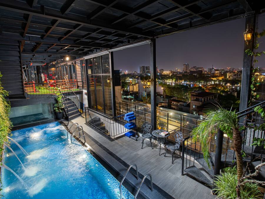 Piscina externa, funciona das 8h às 22h, espreguiçadeiras