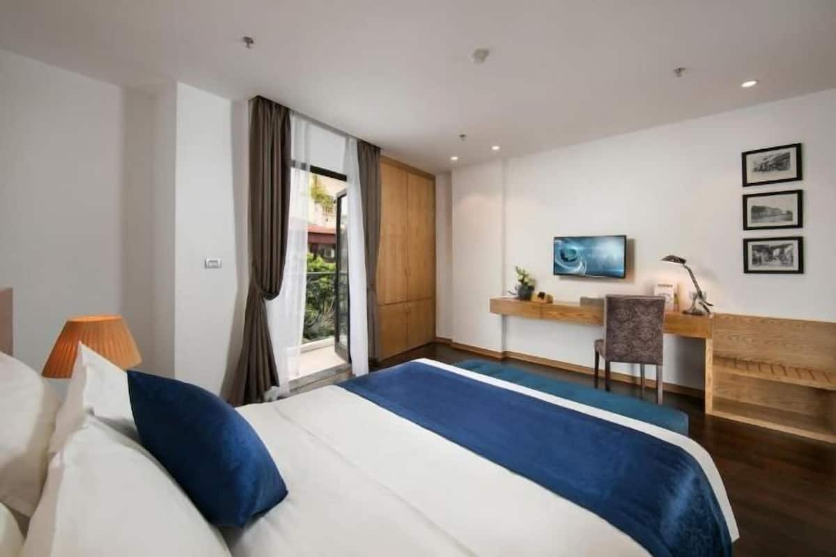 1 bedroom, hypo-allergenic bedding, minibar, in-room safe