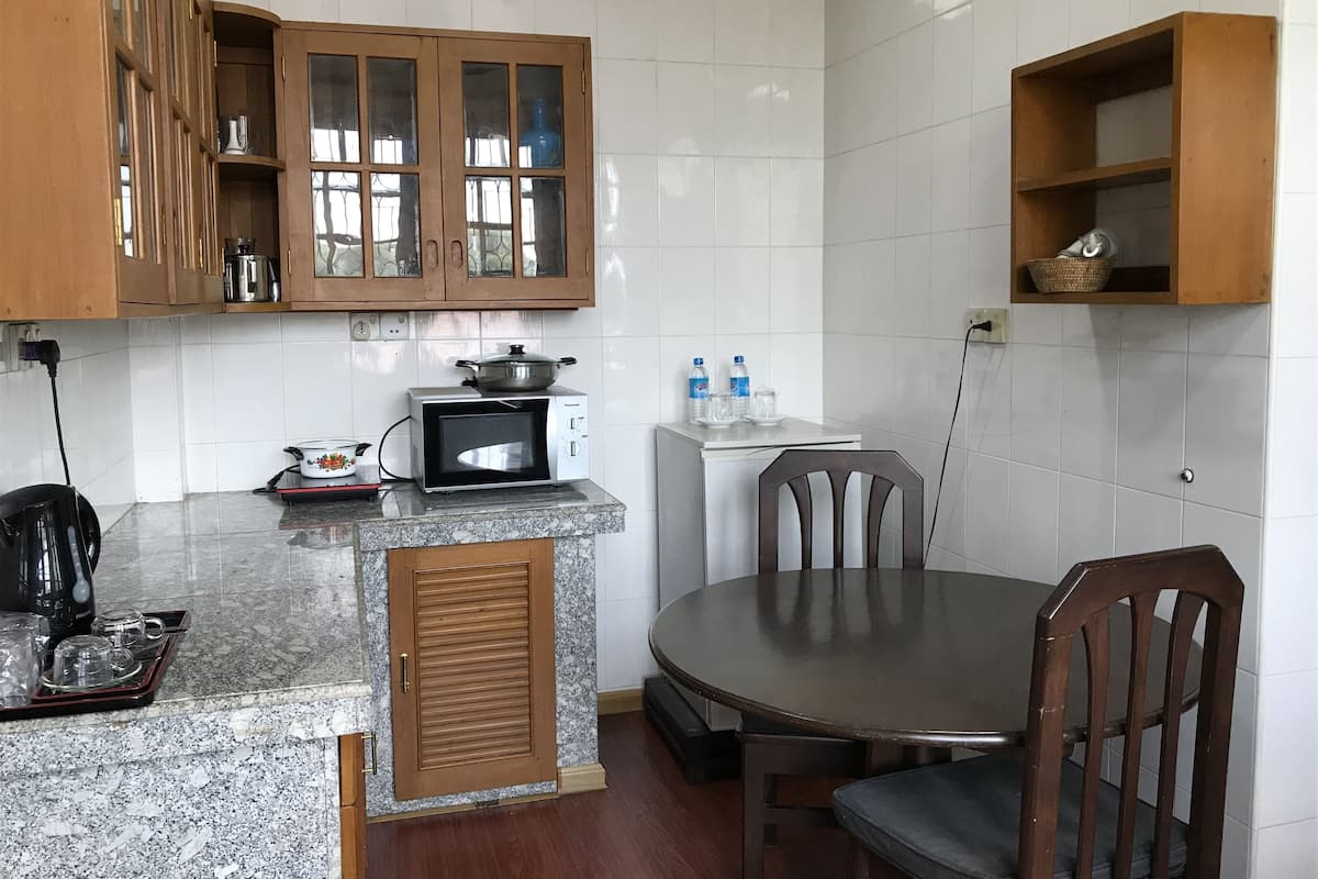 Departamento clásico, 1 cama Queen size, cocineta, en edificio contiguo | 1 habitación y caja de seguridad en la habitación