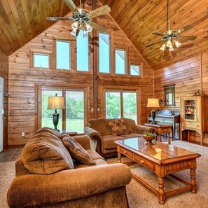 Smart TV, fireplace, video games, DVD player - Peaceful Hills Retreat Lodge with a Great View,  a Pond, a Fireplace, Sleeps 10. (Centerville)