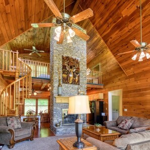 Smart TV, fireplace, video games, DVD player - Peaceful Hills Retreat Lodge with a Great View,  a Pond, a Fireplace, Sleeps 10. (Centerville)