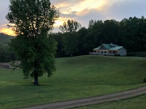 Exterior - Peaceful Hills Retreat Lodge with a Great View,  a Pond, a Fireplace, Sleeps 10. (Centerville)