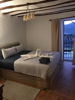 A bedroom with a bed, a view of the outside, and a balcony. - Gorgeous rural home next to the castle / Preciosa casa rústica junto al Castillo (Moratalla)