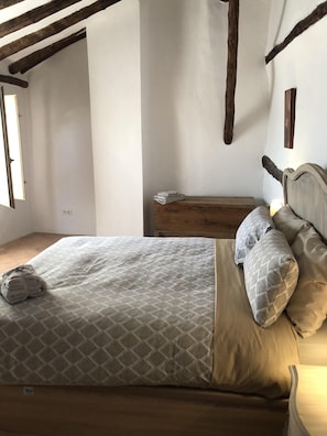 2 bedrooms, desk, iron/ironing board, travel crib
