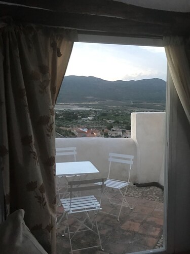 Gorgeous rural home next to the castle / Preciosa casa rústica junto al Castillo