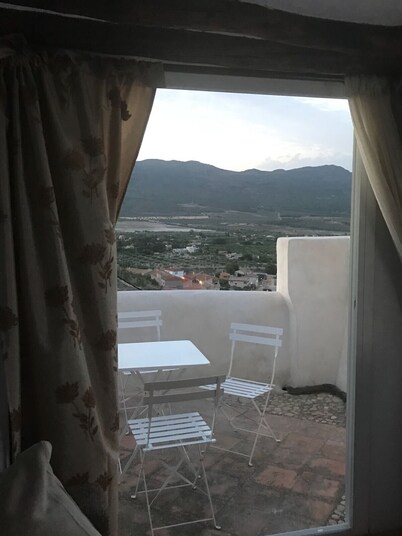 Gorgeous rural home next to the castle / Preciosa casa rústica junto al Castillo