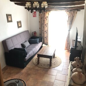 Smart-TV, Kamin, DVD-Player, Bücher