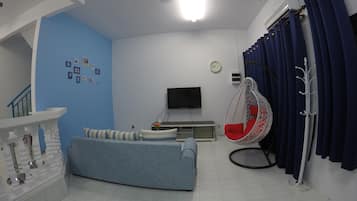 Casa, 4 habitaciones | Zona de estar | Una televisión LCD