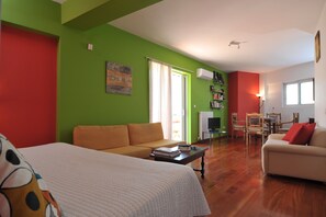 Departamento, balcón | Área de sala de estar | Televisión 