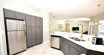 Beautiful Family Home near Disney! Completely Renovated!! Private Pool & Jacuzzi!