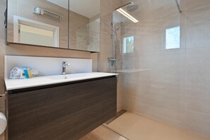 Badekar, hårtørrer, håndklæder