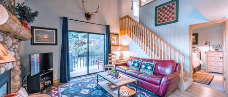 Fernseher, Kamin, DVD-Player