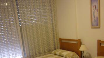 1 sovrum, vÀrdeförvaringsskÄp pÄ rummet, strykjÀrn/strykbrÀda och wi-fi