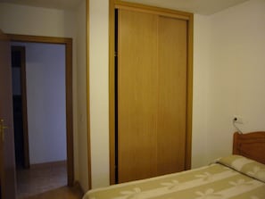 1 chambre, coffres-forts dans les chambres, fer et planche à repasser