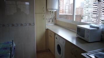 KylskÄp, mikrovÄgsugn, ugn och spishÀll