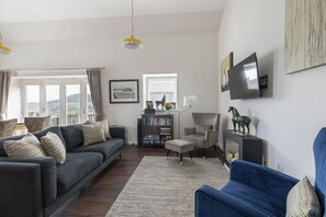 تلفزيون ذكي، مدفأة، مشغل دي في دي، كُتُب