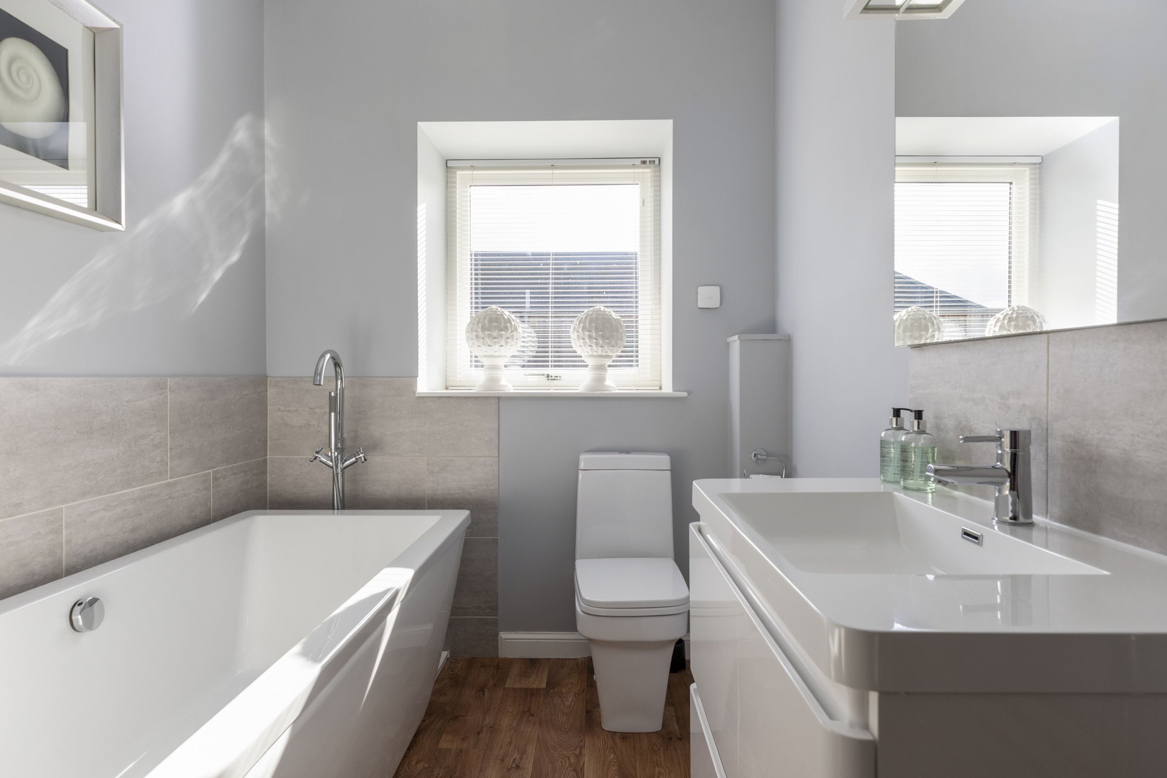 浴缸、吹风机、毛巾、肥皂