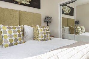 2 間睡房、埃及棉床單、熨斗/熨衫板、可攜式嬰兒床